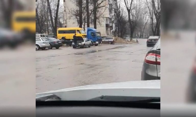 (ВИДЕО) В Кишиневе на металлолом попали несколько авто, украденные с парковки. Задержаны 5 человек