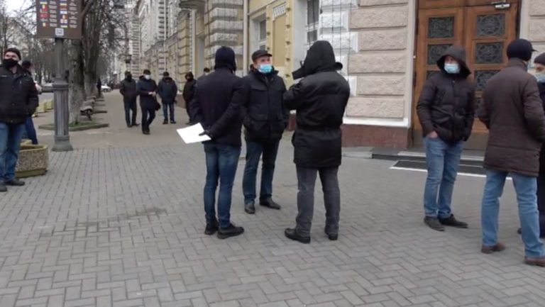 Группа рабочих строительной компании собралась перед зданием мэрии Кишинева: «Мы рискуем потерять работу»