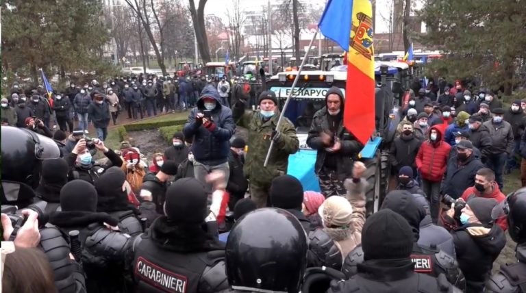(Live) «Все, за что проголосовали вчера вечером, должно быть отменено». Сотни людей протестуют у здания Парламента