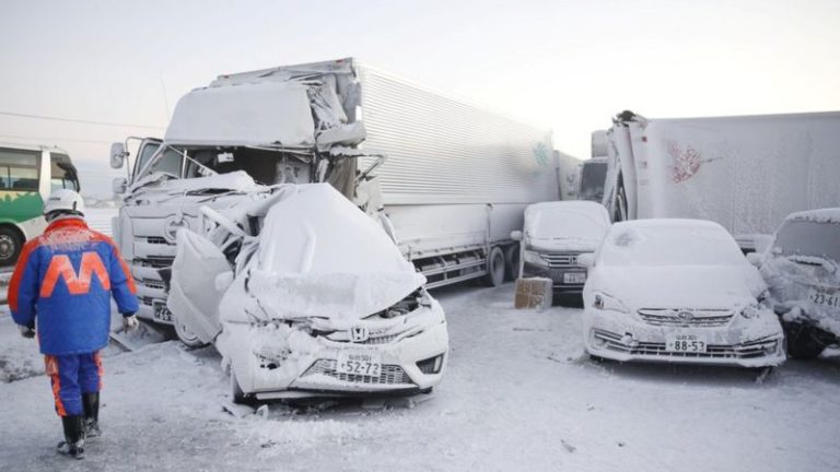 Из-за снежной бури в Японии столкнулись 130 автомобилей