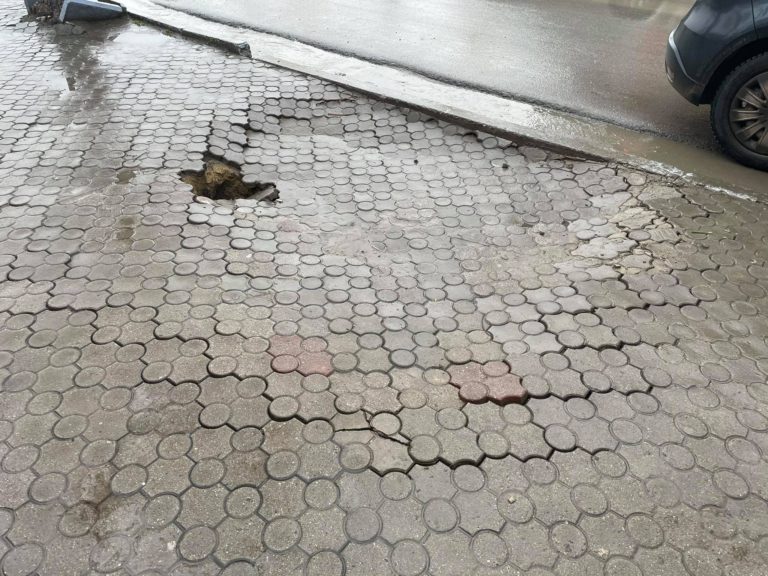 (ФОТО) В центре Комрата тротуарная плитка проваливается под землю