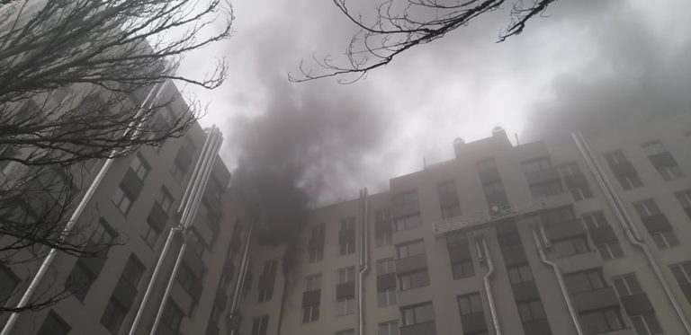 (ФОТО) Пожар вспыхнул в недостроенной многоэтажке в Кишиневе. На месте работают 8 бригад спасателей