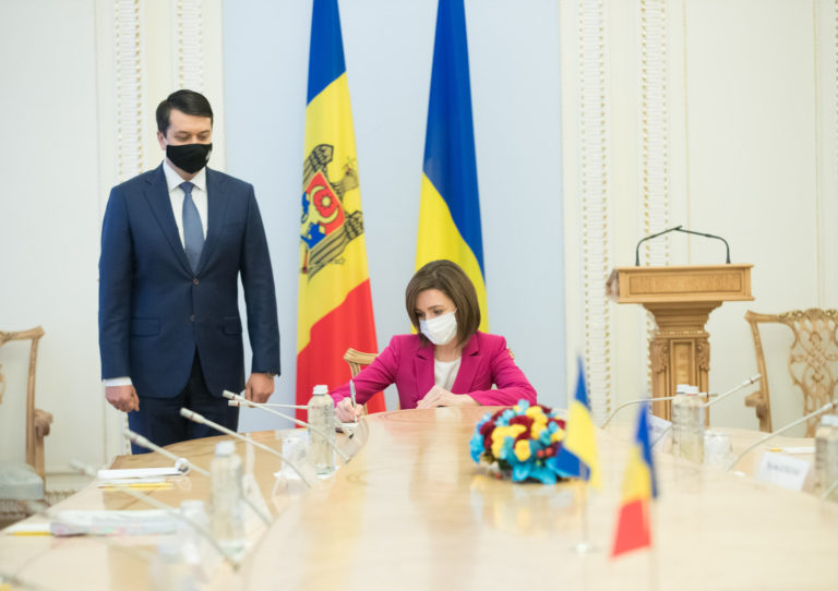(ФОТО) Санду ждет перезагрузки молдавско-украинских отношений после встречи со спикером Верховной рады. Как это связано с парламентом?