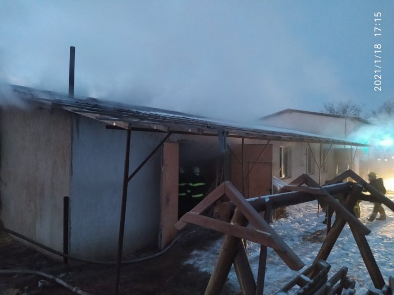 (ФОТО) Спасатели потушили пожар на лесоперерабатывающем складе в районе Анений Ной