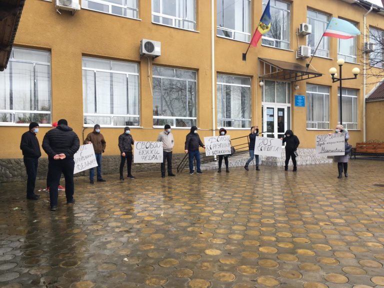 (ВИДЕО/ФОТО) «Его закрыли без адвоката». Перед судом Комрата прошел митинг в поддержку обвиняемого в поджоге прокуратуры Вулканешт