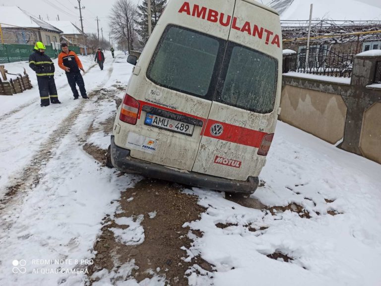 (ФОТО) Машина скорой помощи, застрявшая на дороге, перевозила 98-летнюю пациентку