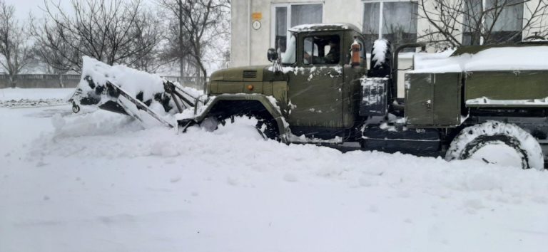 Национальная армия участвует в уборке снега и разблокировке дорог