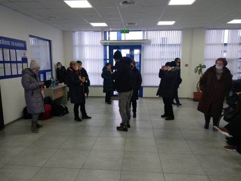 (ФОТО) 45 человек застряли на двух КПП. В полиции рассказали, где их размещают