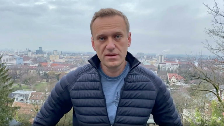 СМИ: Навальный прибыл в аэропорт Берлина и прошел регистрацию на рейс