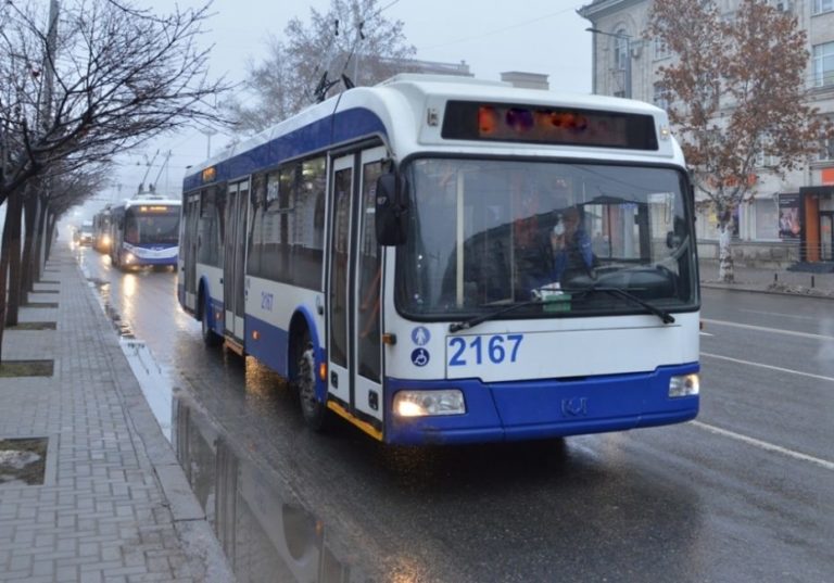 В Кишиневе и пригородах будут циркулировать два мобильных центра вакцинации: автобус и троллейбус