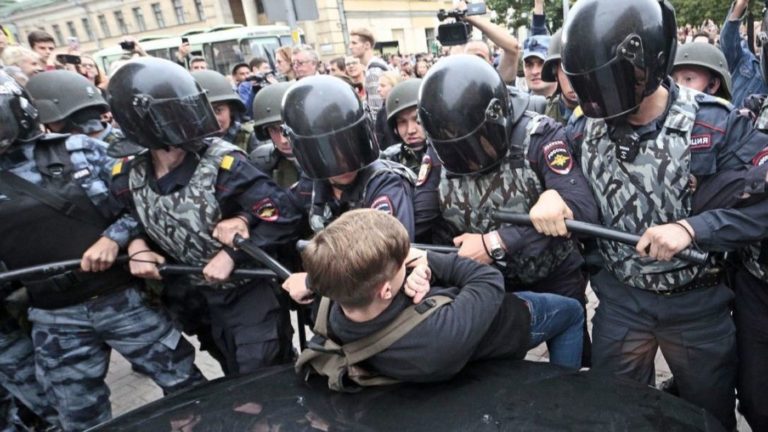 Кремль об электрошокерах против протестующих: «Полиция действует жестко и в рамках закона»