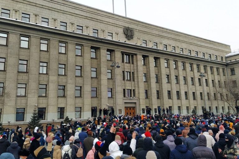 Митинги в поддержку Навального в России: Десятки тысяч людей уже вышли на акции, есть задержания