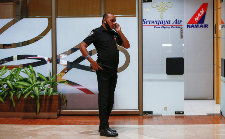 (обновлено) В районе пропажи самолета авиакомпании Sriwijaya Air найдены различные обломки и фрагменты тел