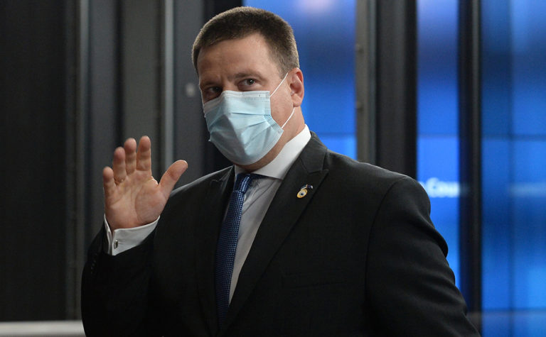 Премьер-министр Эстонии подал в отставку на фоне коррупционного скандала