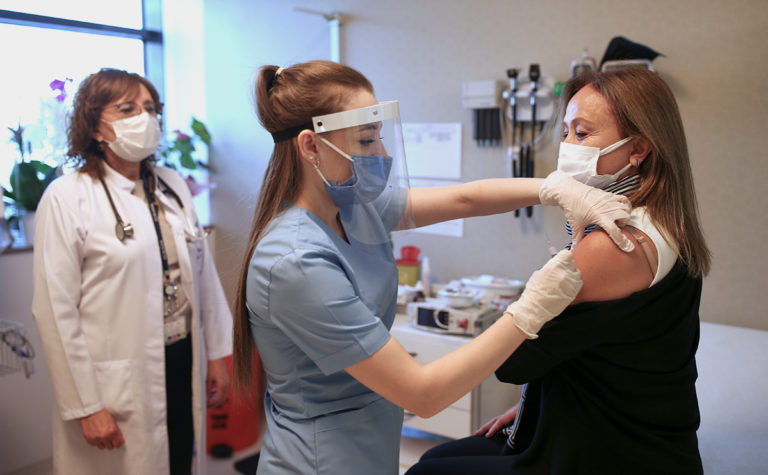 Коронавирус: 131 млн человек получили вакцину. В каких странах вакцинация проводится быстрыми темпами?