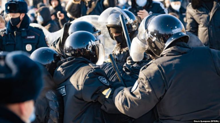 После акции в поддержку Навального тюменскому журналисту угрожают «отрезать голову»