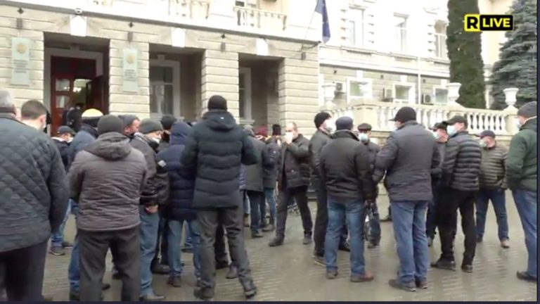 (ВИДЕО) Фермеры протестуют перед МВД: их вызвали в полицию за нарушение общественного порядка во время недавних акций протеста. Реакция правоохранителей