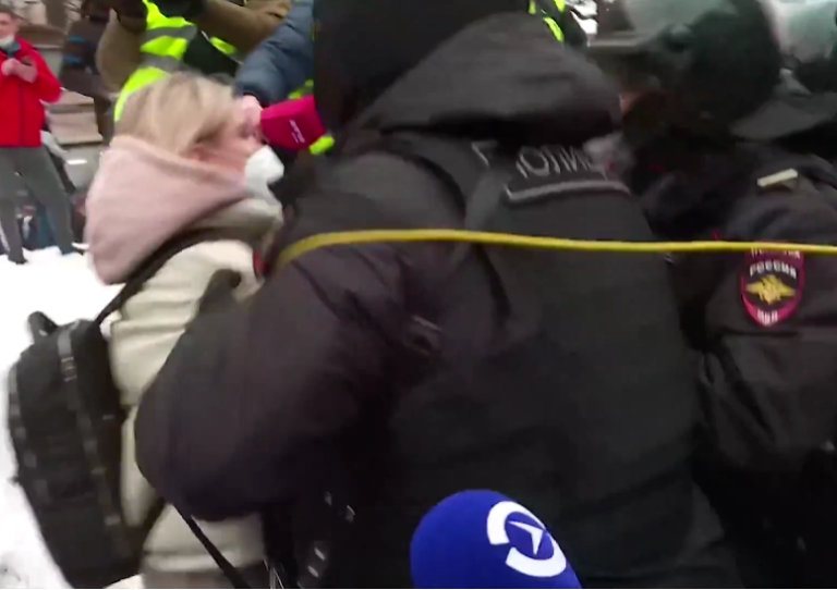 (ВИДЕО) В Москве жестко задержали юриста ФБК Любовь Соболь в то время, как она общалась с журналистами