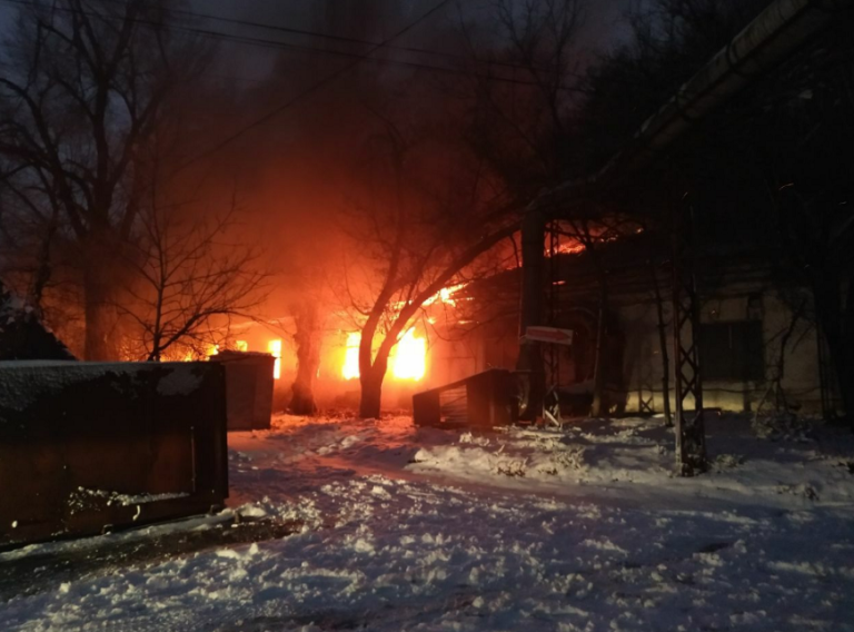 (Фото) Пожар на деревообрабатывающем заводе в Кишиневе: с огнем боролись 8 бригад