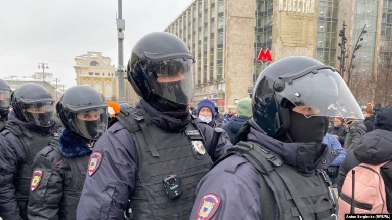 В России задерживают журналистов, нескольких ударили бойцы ОМОНа. Общее число задержанных граждан более 800