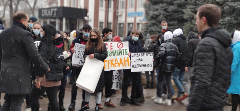 (Видео) В Бельцах проходит митинг «в защиту русского языка»