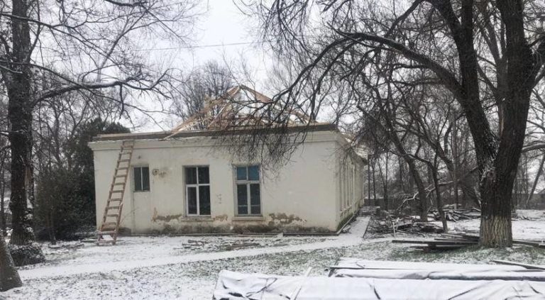 «Этот ремонт никогда не закончится»: В инфекционном отделении Вулканешт в январе меняют крышу, хотя деньги на ремонт выделили летом