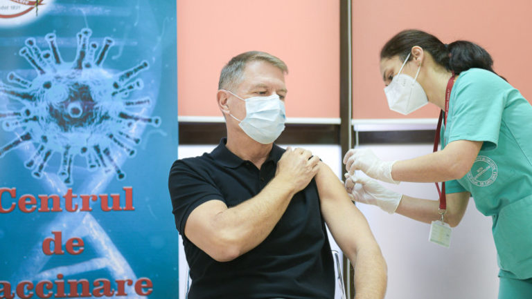 Клаус Йоханнис вакцинировался от COVID-19 сывороткой Pfizer-BioNTech