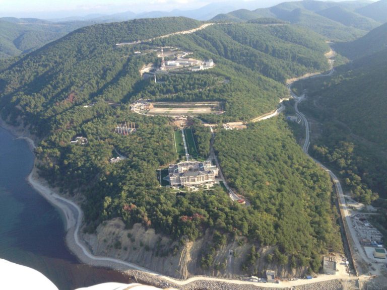 Итальянская полиция конфисковала более 140 млн евро, принадлежащие архитектору, спроектировавшему «дворец Путина»