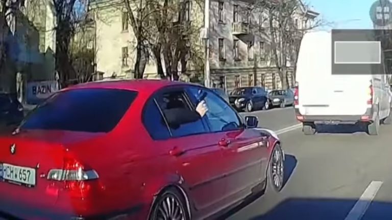 «Это шутка». В Кишиневе молодых людей засняли с пистолетом в руке