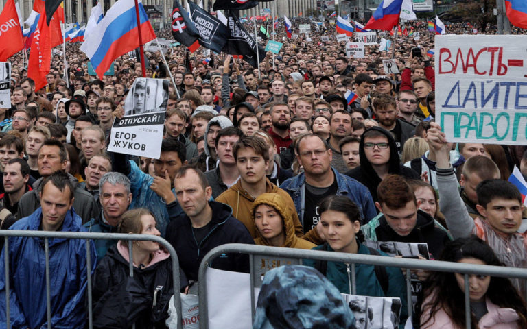 «Вышло мало людей. Много людей голосуют за Путина». Дмитрий Песков — о протестных акциях 23 января
