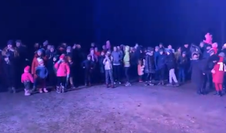 (ВИДЕО) Хотя в стране продлили режим ЧП, в районе Оргеева прошло праздничное открытие уличного освещения с фейерверком