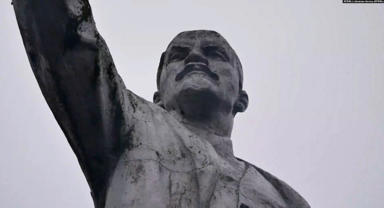 На Украине снесли последний памятник Владимиру Ленину
