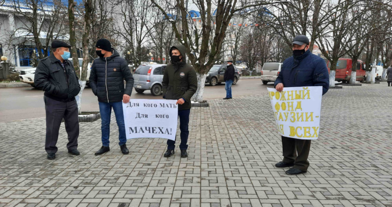 «Родная автономия не дает ни копейки». Жители двух сел устроили пикет у здания Исполкома