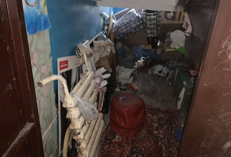 (ФОТО) Возможна вспышка инфекции. Женщина складировала мусор на лестнице жилого дома