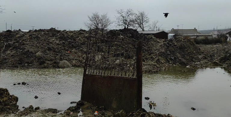 (ФОТО/ВИДЕО) Разрыли и выгрузили рядом. Дома пострадавших от затоплений в Комрате остаются в грязи