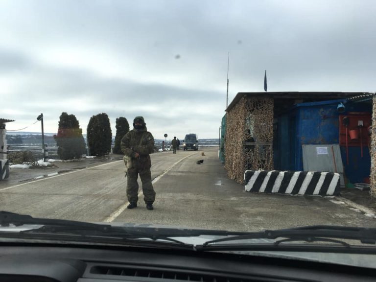 (ФОТО/ВИДЕО) Журналистов TV8 заблокировали на Днестре и потребовали у них удалить снятые кадры