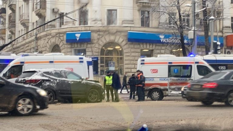 (ФОТО/ВИДЕО) Скорая помощь попала в ДТП в центре Кишинева. Трое человек госпитализированы