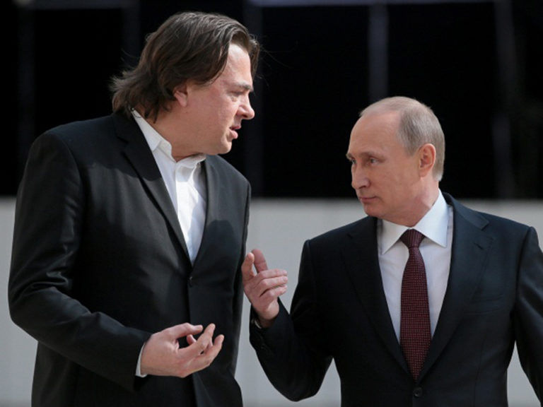 Путин наградил директора Первого канала Эрнста одним из высших орденов России