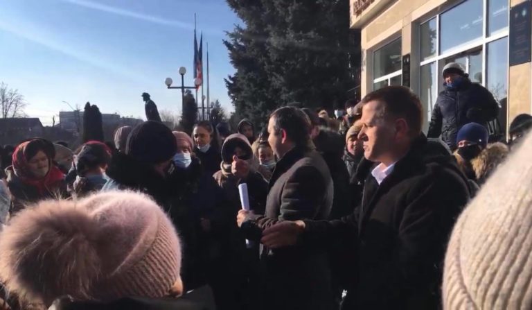 (Live) В Комрате рабочие рынков протестуют у здания Исполкома