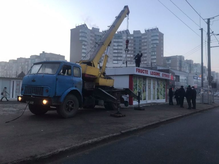Киоск по продаже овощей, принадлежащий вице-претору сектора Чеканы, был демонтирован