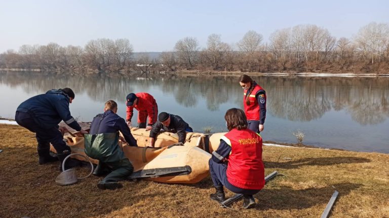 4 дня спасатели искали тело девочки под водой, но не нашли. Сегодня проходят наземные поиски