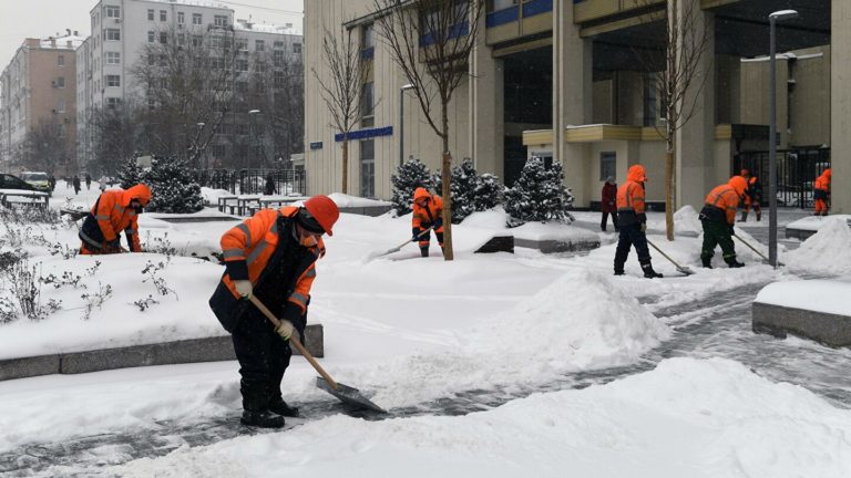 Москва больше суток стоит в пробках, задержаны десятки рейсов, коммунальщики будут убирать снег не меньше трех дней. Главное о последствиях снегопада