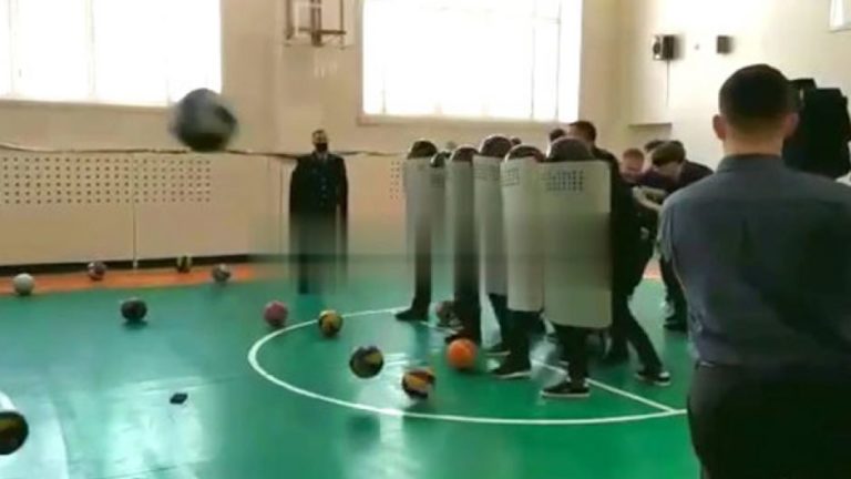 В Нижневартовске полиция сыграла со школьниками в «ОМОН и протестующих». Главу полиции уволили