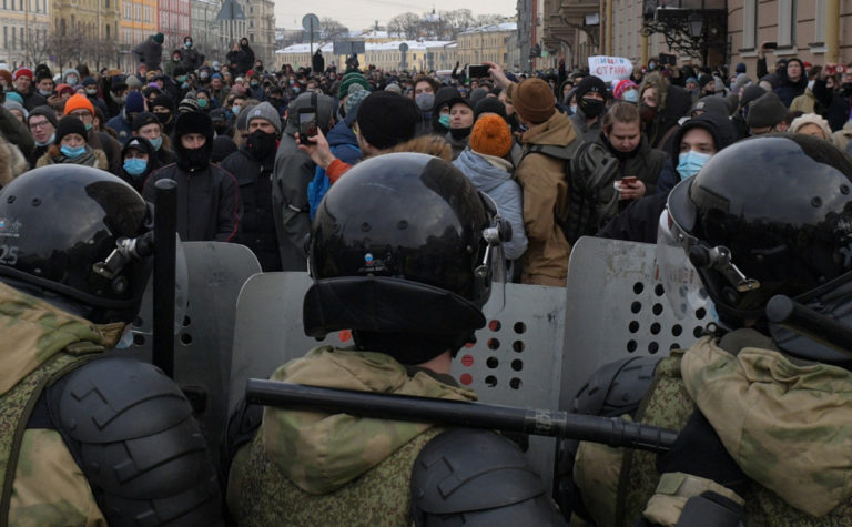 «Прямо сейчас его убивают в колонии, и ждать больше нельзя». Команда Навального объявила митинг, не дожидаясь сбора полумиллиона участников