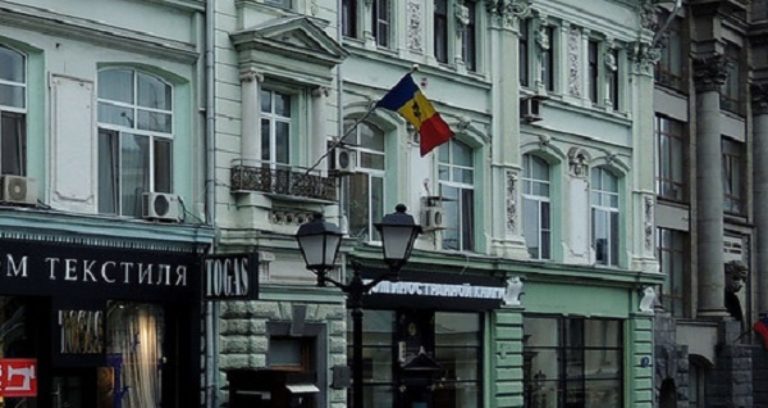 Сотрудники посольства Молдовы в России, а также члены их семей получили вакцину Sputnik V