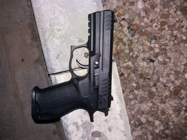 (Фото) В Кишиневе пьяный мужчина угрожал оружием товарищу и вмешавшимся карабинерам