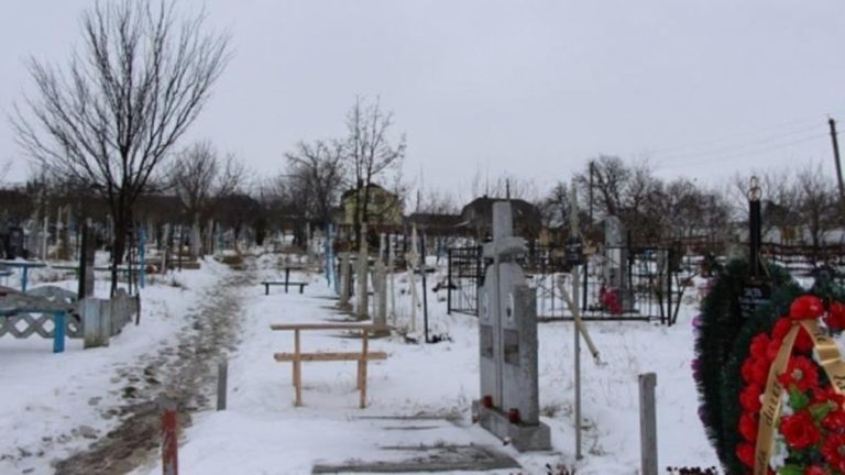 (ВИДЕО) Воровали кресты, чтобы сдать на металлолом. Полиция задержала двух жителей Криулянского района