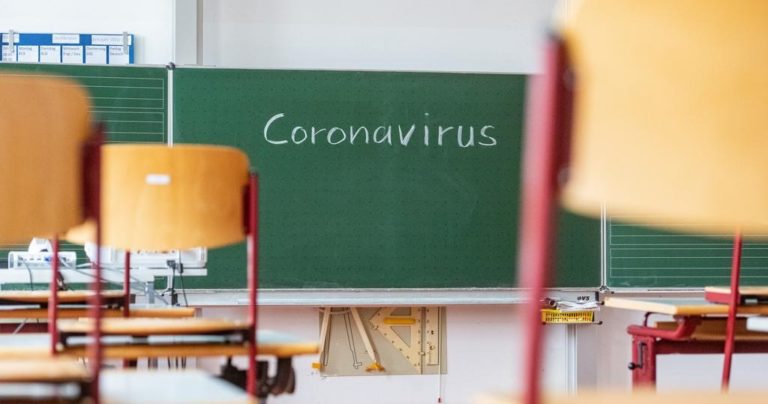 В школах Молдовы за неделю после возвращения за парты выявили сотни заражений COVID-19