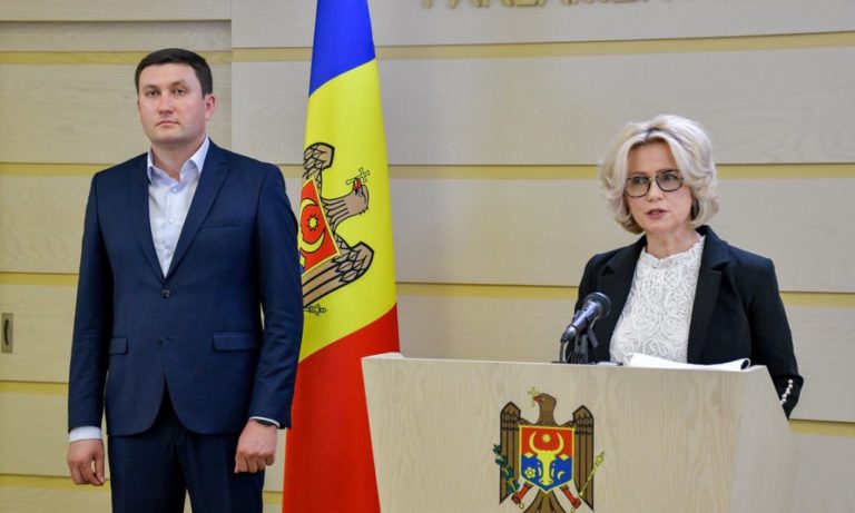 Двое депутатов-социалистов требуют отставки советника президента. Они обратились в Минздрав