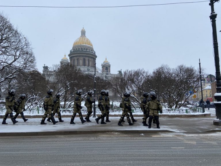 В Петербурге силовики оцепили центр города и закрыли несколько станций метро. У городских активистов устроили массовые обыски
